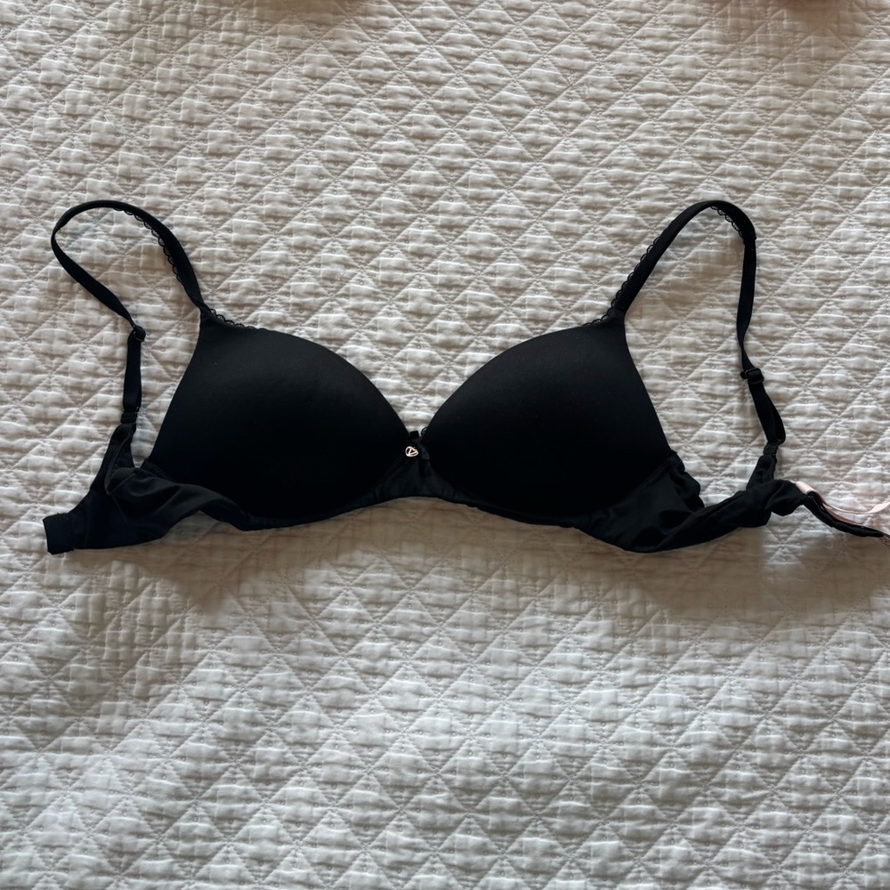 Victoria’s Secret Black No-Wire 32D Bra